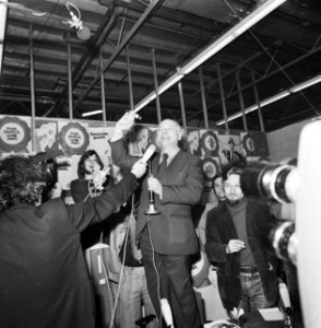 Minister President Den Uyl in Eindhoven tijdens uitslagen, Bestanddeelnr 927-0902