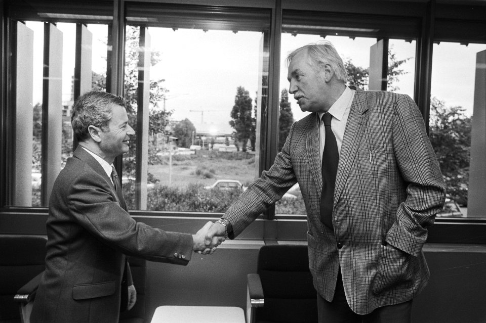 Minister Rood spreekt met ambtenarenbonden minister Rood (l) begroet ABVAKABO-, Bestanddeelnr 932-2579