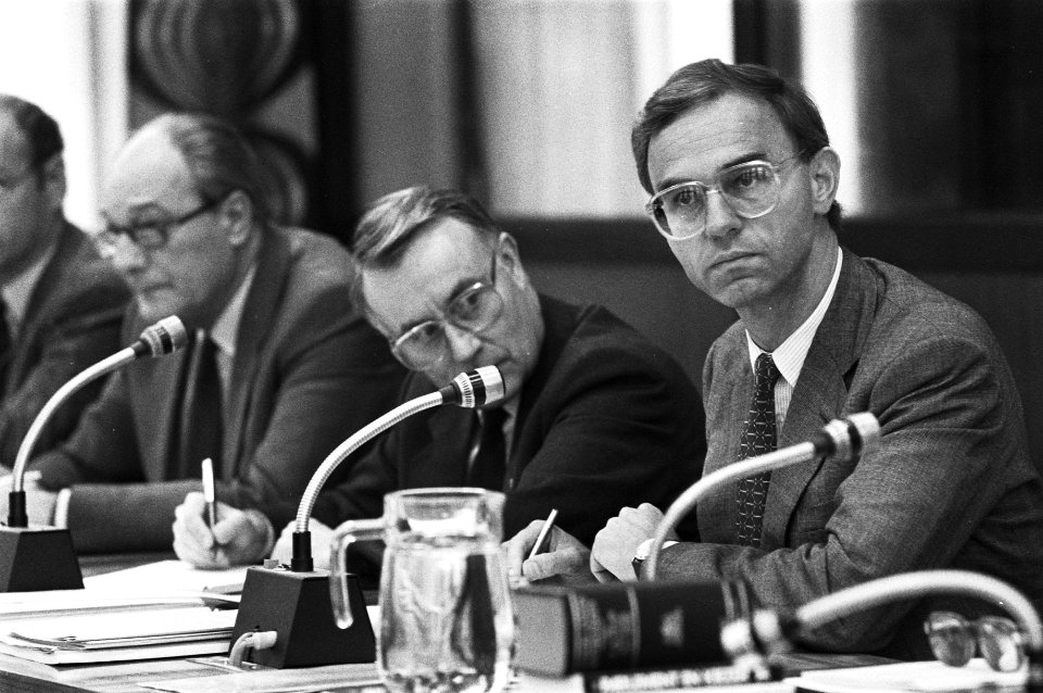 Minister Ruding (r) en staatssecretaris Koning (m) van Financiën in een vergader, Bestanddeelnr 932-6945