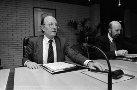 Minister Rietkerk tijdens het overleg dat hij had met de ambtenarenbonden, Bestanddeelnr 933-5017