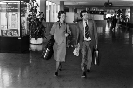 Minister Pronk met vrouw vertrekt van Schiphol voor deelnemen Wereldbankconferen, Bestanddeelnr 928-8108