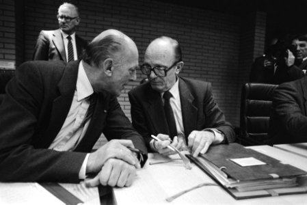 Minister Rietkerk met links topambtenaar Stateman, Bestanddeelnr 932-7788