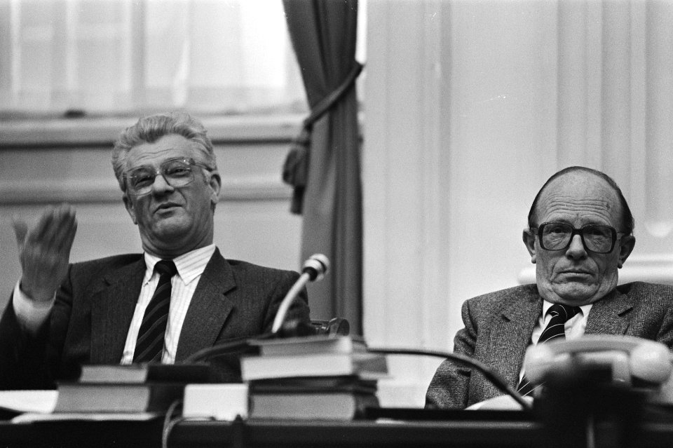 Minister Rietkerk (r) en staatssecretaris Van Amelsvoort, Bestanddeelnr 932-7364