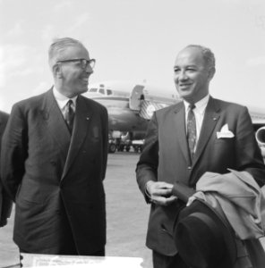 Minister President van Suriname , heer Emanuels op Schiphol voor een bezoek aan , Bestanddeelnr 914-0629