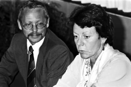 Minister Smit-Kroes en ambtenaar Troost (Verkeer) (l), Bestanddeelnr 932-6579