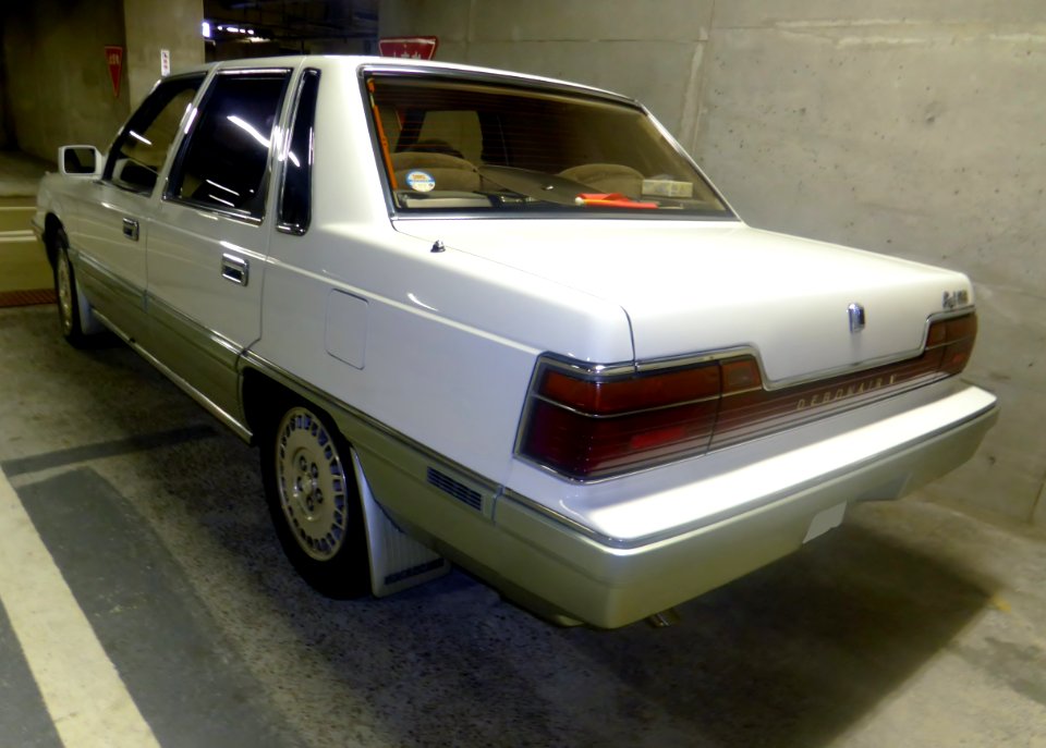 Mitsubishi DEBONAIRE V Royal (E-S12A) rear