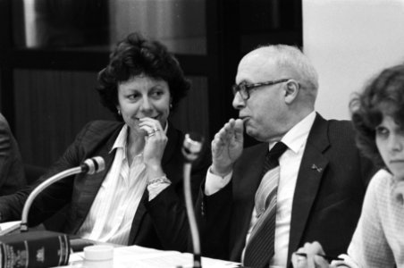 Minister Smit-Kroes (l) en commissievoorzitter Van Dis (r), Bestanddeelnr 932-5848