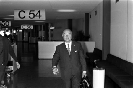 Minister Schmelzer ( Buitenlandse Zaken ) vertrekt naar USA en de West, Schiphol, Bestanddeelnr 924-9622