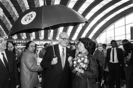 Minister Smit-Kroes (Verkeer) opent de Personenauto-RAI 1983. Met ex-minister Va, Bestanddeelnr 932-4901