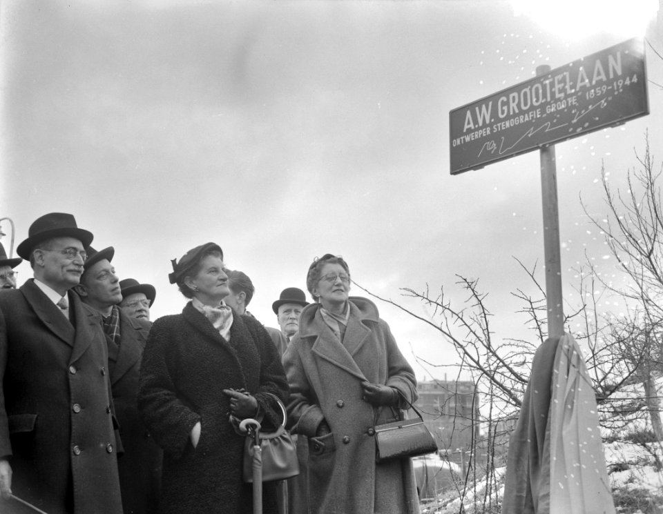 Minister President Drees onthult naambordje A. W. Grotelaan Den Haag, Bestanddeelnr 907-0185