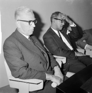 Minister President van Suriname , heer Emanuels op Schiphol voor een bezoek aan , Bestanddeelnr 914-0632
