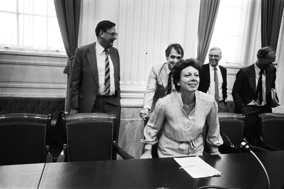 Minister Smit-Kroes (Verkeer) in de Kamer vanwege de verkoop van KLM-aandelen, l, Bestanddeelnr 932-6413