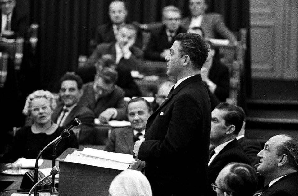 Minister president Marijnen tijdens de politieke beschouwingen. Minister Marijne, Bestanddeelnr 915-5899