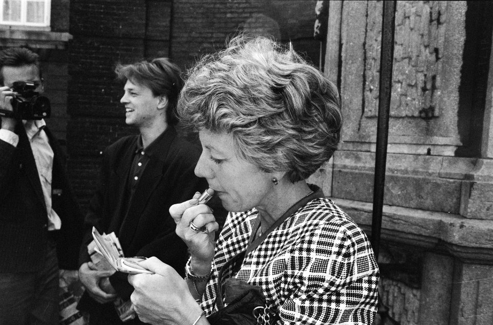 Minister Smit-Kroes met lippenstift in Nieuwspoort, Bestanddeelnr 934-4517