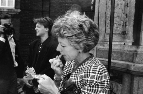 Minister Smit-Kroes met lippenstift in Nieuwspoort, Bestanddeelnr 934-4517