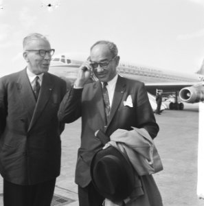 Minister President van Suriname , heer Emanuels op Schiphol voor een bezoek aan , Bestanddeelnr 914-0628