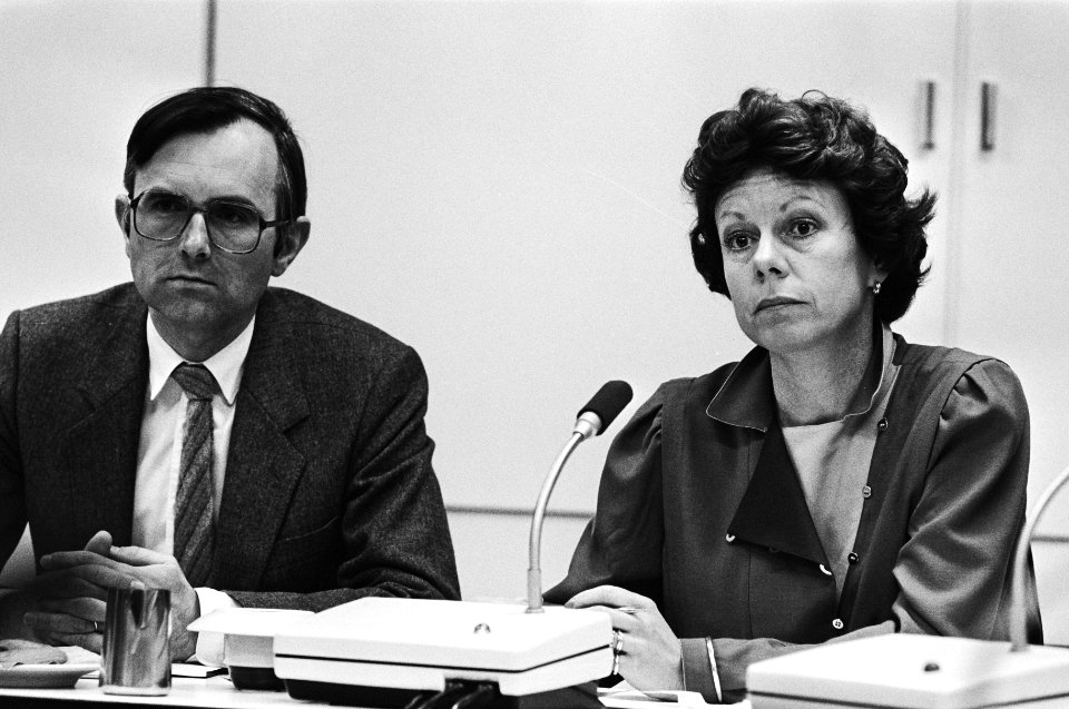 Minister Smit-Kroes en drs. J.H.G. Jacobs, adjunct-directeur personenvervoer (l), Bestanddeelnr 932-4482