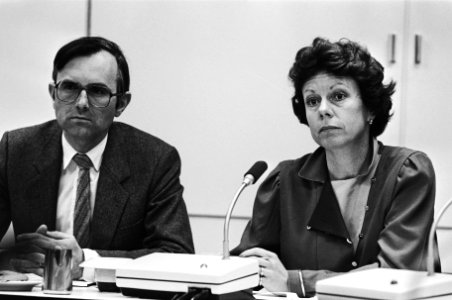 Minister Smit-Kroes en drs. J.H.G. Jacobs, adjunct-directeur personenvervoer (l), Bestanddeelnr 932-4482