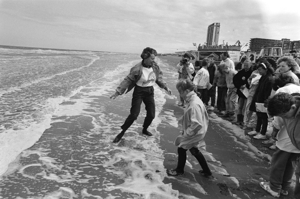 Minister Smit Kroes van V&W geeft op strand Zandvoort startsein voor actie Leve, Bestanddeelnr 934-0043