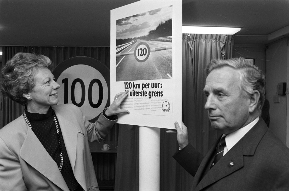 Minister Smit Kroes en Korthals Altes (r) starten campagne invoering 120 km, Bestanddeelnr 934-2338