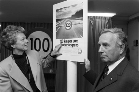 Minister Smit Kroes en Korthals Altes (r) starten campagne invoering 120 km, Bestanddeelnr 934-2338