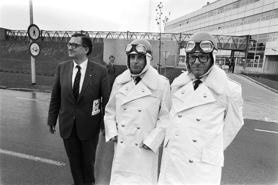 Minister Rietkerk (r) en Korthals Altes met helm en jas Rijkspolitie in Lelystad, Bestanddeelnr 932-9687