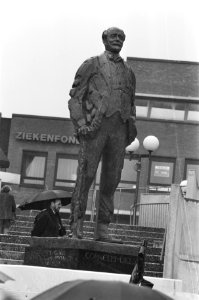 Minister Smit Kroes onthult standbeeld ir. Lely in Lelystad, Bestanddeelnr 933-0882
