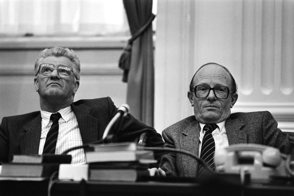 Minister Rietkerk (r) en staatssecretaris Van Amelsvoort, Bestanddeelnr 932-7363