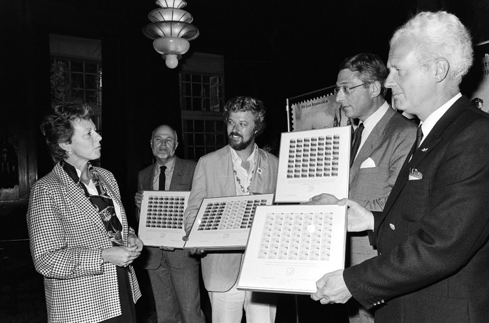 Minister Smit Kroes en wethouder Van de Vlis bij presentatie postzegels in kader, Bestanddeelnr 933-3678