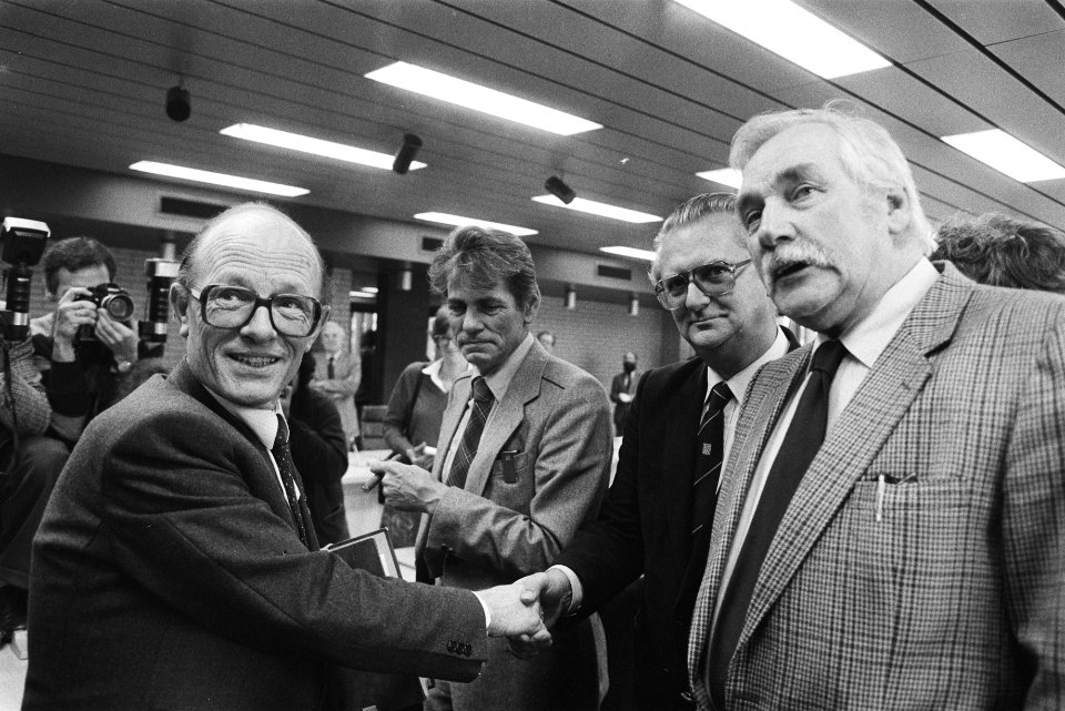 Minister Rietkerk (l) en AbvaKabo-voorzitter Jaap van der Scheur, Bestanddeelnr 932-7748