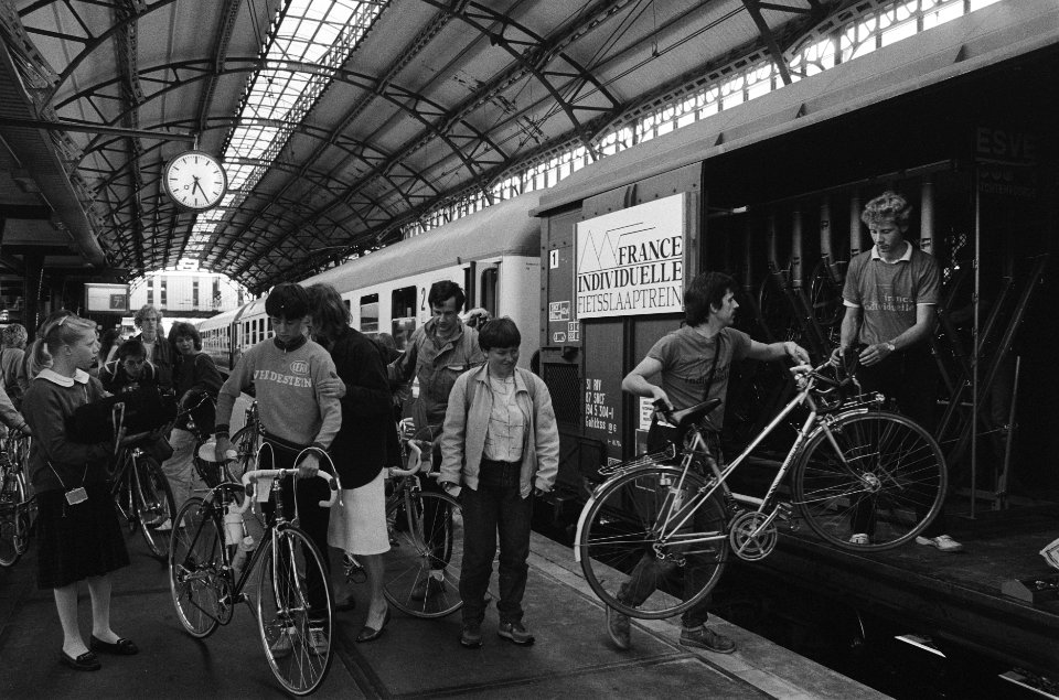 Minister Smit Kroes geeft vertreksein voor eerste fietsslaaptrein naar Frankrijk, Bestanddeelnr 933-3670