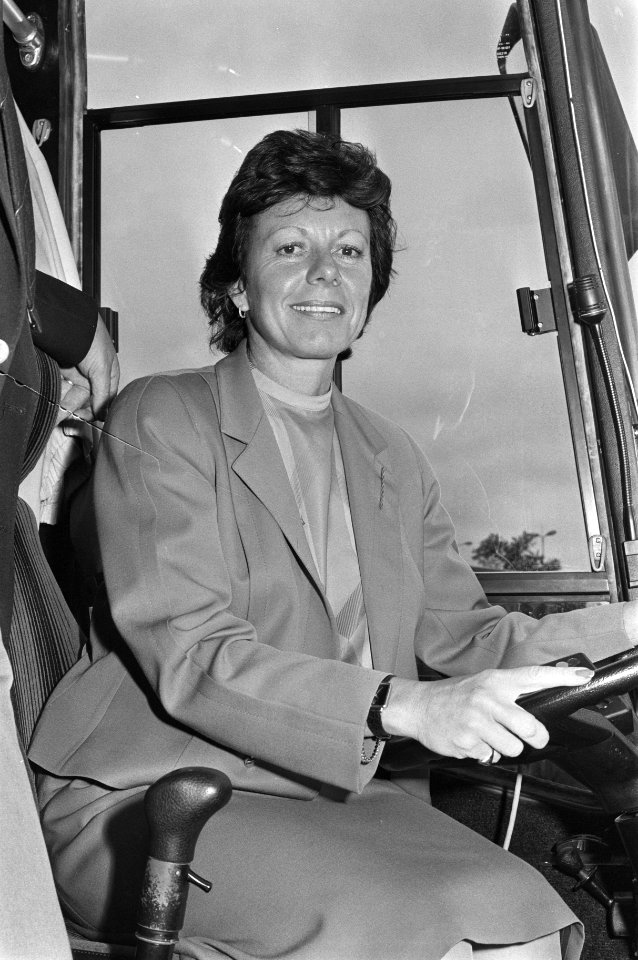 Minister Smit Kroes heeft de Autobus RAI geopend, 25 minister Smit Kroes in een , Bestanddeelnr 933-0854