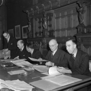 Ministerraad. Vlnr secretaris van de ministerraad P. Sanders , W. Schermerhorn , Bestanddeelnr 900-8597