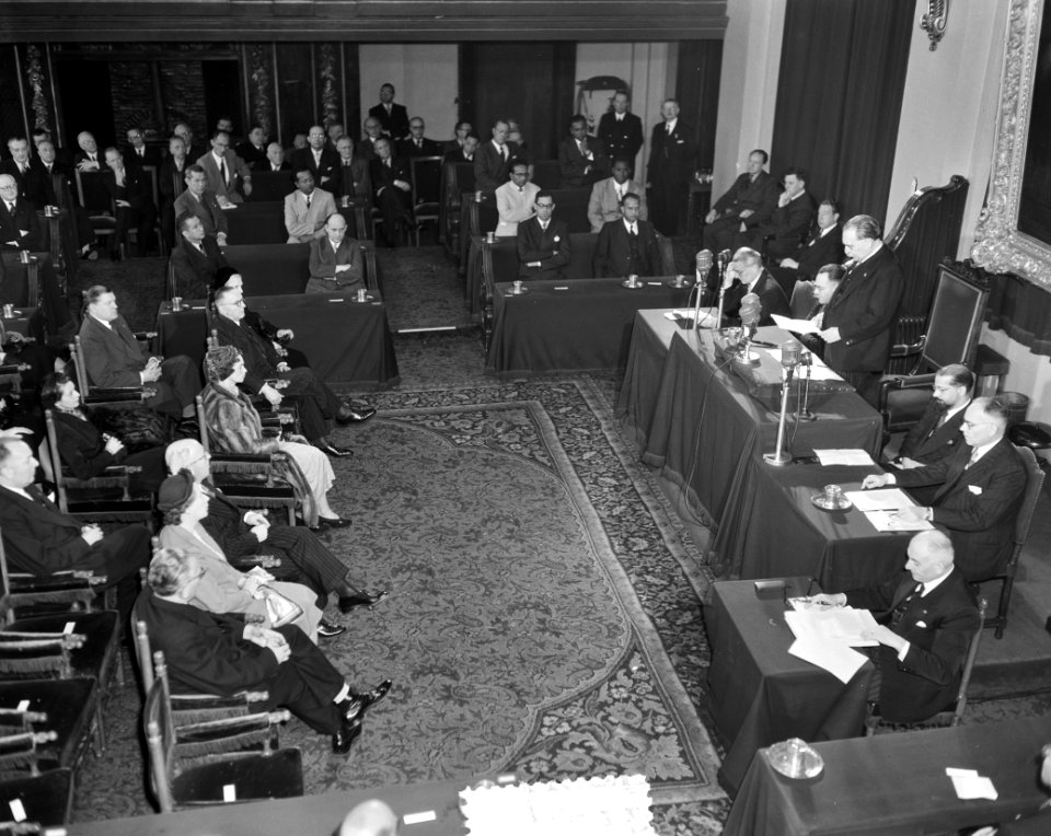 Minister-President Drees opent Ronde Tafel Conferentie Den Haag, Bestanddeelnr 905-0353