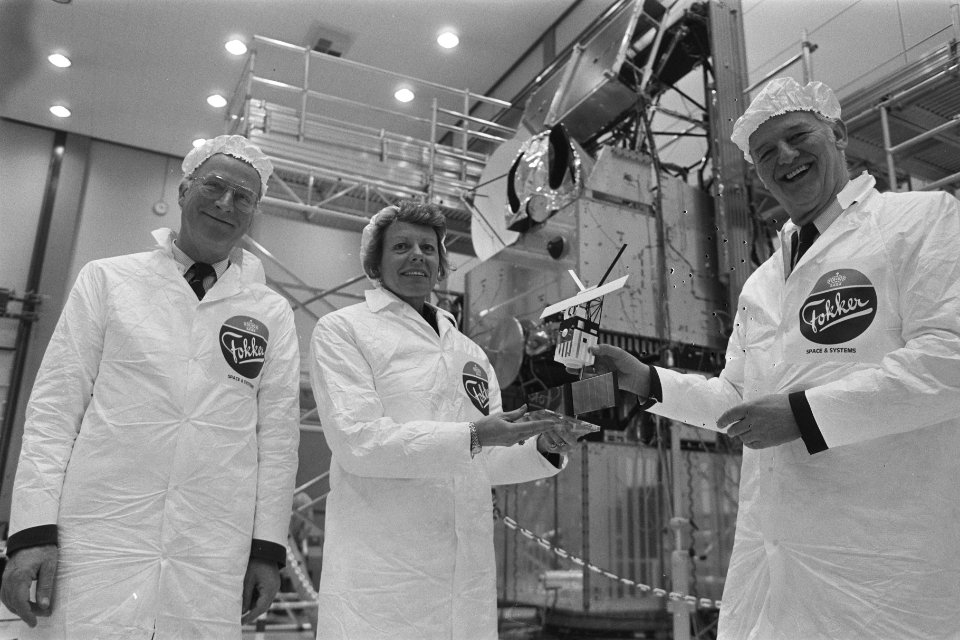 Minister Smit Kroes stelt Cleanroom 16 in gebruik in Foker Space systems Smit , Bestanddeelnr 933-8984