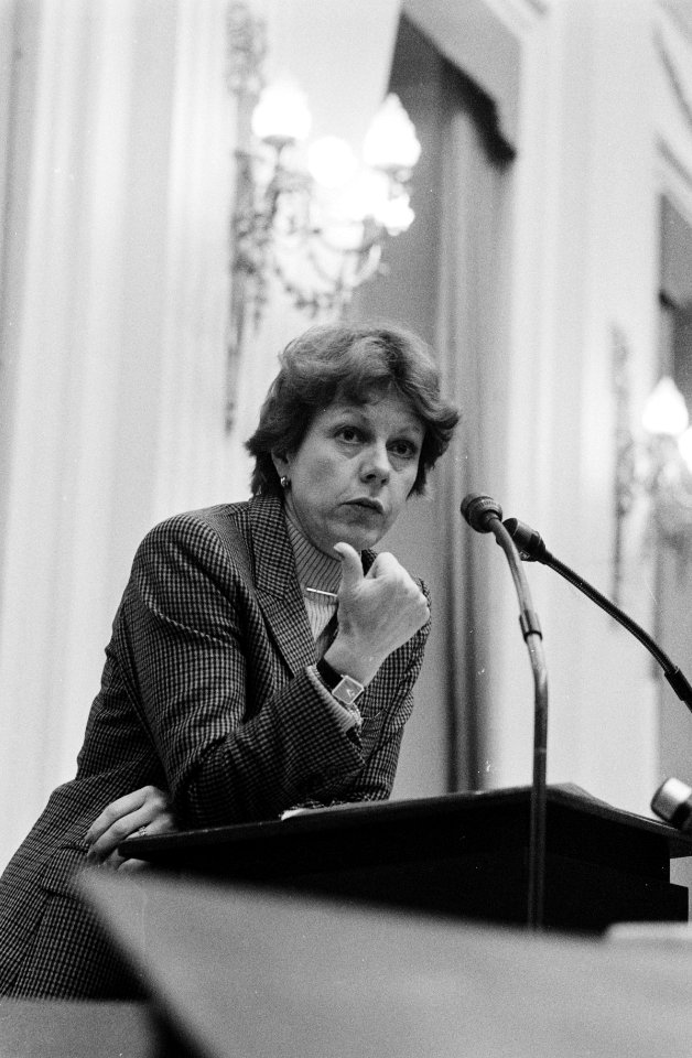 Minister Smit-Kroes (Verkeer en Waterstaat) geeft antwoord over de tariefsverhog, Bestanddeelnr 932-4250