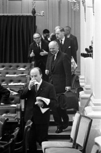 Minister-president Jo Cals (KVP) loopt naar de regeringstafel, Bestanddeelnr 919-6782