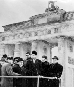 Minister president Kosygin in Berlijn, hier bij de Brandenburger Tor, Bestanddeelnr 917-4900
