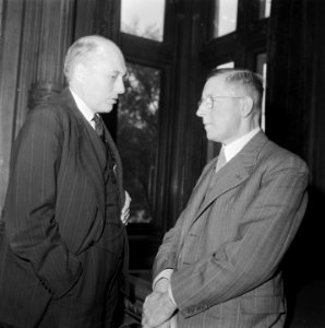 Ministerraad bijeen. Minister-president prof. ir. W. Schermerhorn (links), in ge, Bestanddeelnr 900-8614