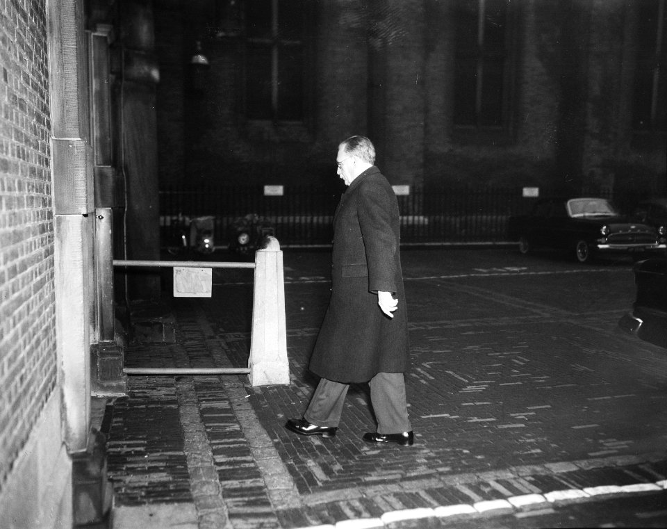Minister President dr W Drees op weg naar de ministerraad ivm Indonesie, Bestanddeelnr 909-1661
