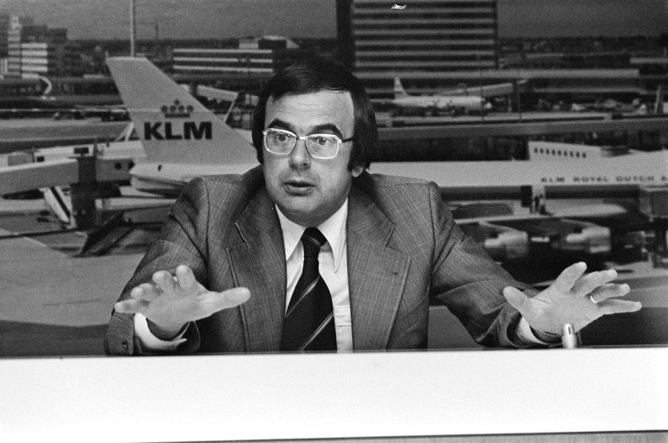 Minister Pronk (ontwikkelingssamenwerking) terug uit India op Schiphol, Bestanddeelnr 928-3510