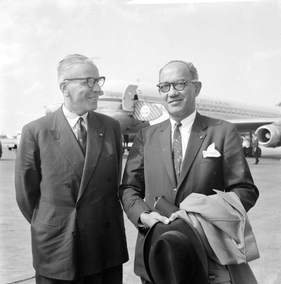 Minister President van Suriname , heer Emanuels op Schiphol voor een bezoek aan , Bestanddeelnr 914-0627