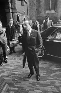 Minister-president Jo Cals (KVP) arriveert voor de laatste zitting van de minist, Bestanddeelnr 919-6819