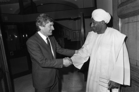 Minister president Sadek el Nahdi van Soedan met premier Lubbers tijdens werkbez, Bestanddeelnr 933-8822