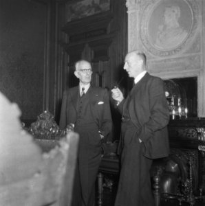 Ministerraad bijeen. Ir. Th.S.J.G.M. van Schaik (Verkeer en Energie) (links) en , Bestanddeelnr 900-8618