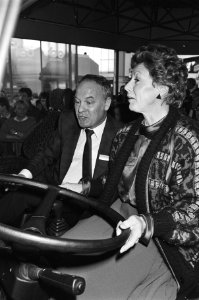 Minister Smit-Kroes opende Bedrijfsauto RAI 1986, Bestanddeelnr 933-5672