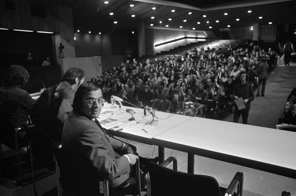 Minister Pronk bij discussie in Vrije Universiteit, Bestanddeelnr 927-1665