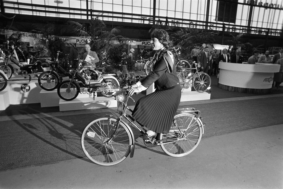 Minister Smit Kroes opent tweewieler RAI84 minister Smit Kroes fietsend (op ge, Bestanddeelnr 932-8862