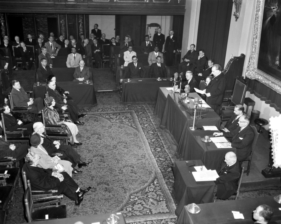 Minister-President Drees opent Ronde Tafel Conferentie Den Haag, Bestanddeelnr 905-0354