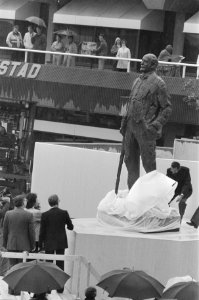 Minister Smit Kroes onthult standbeeld ir. Lely in Lelystad, Bestanddeelnr 933-0881